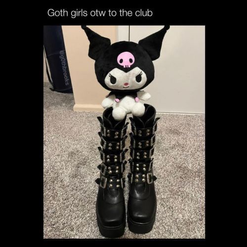 Kuromi con botas